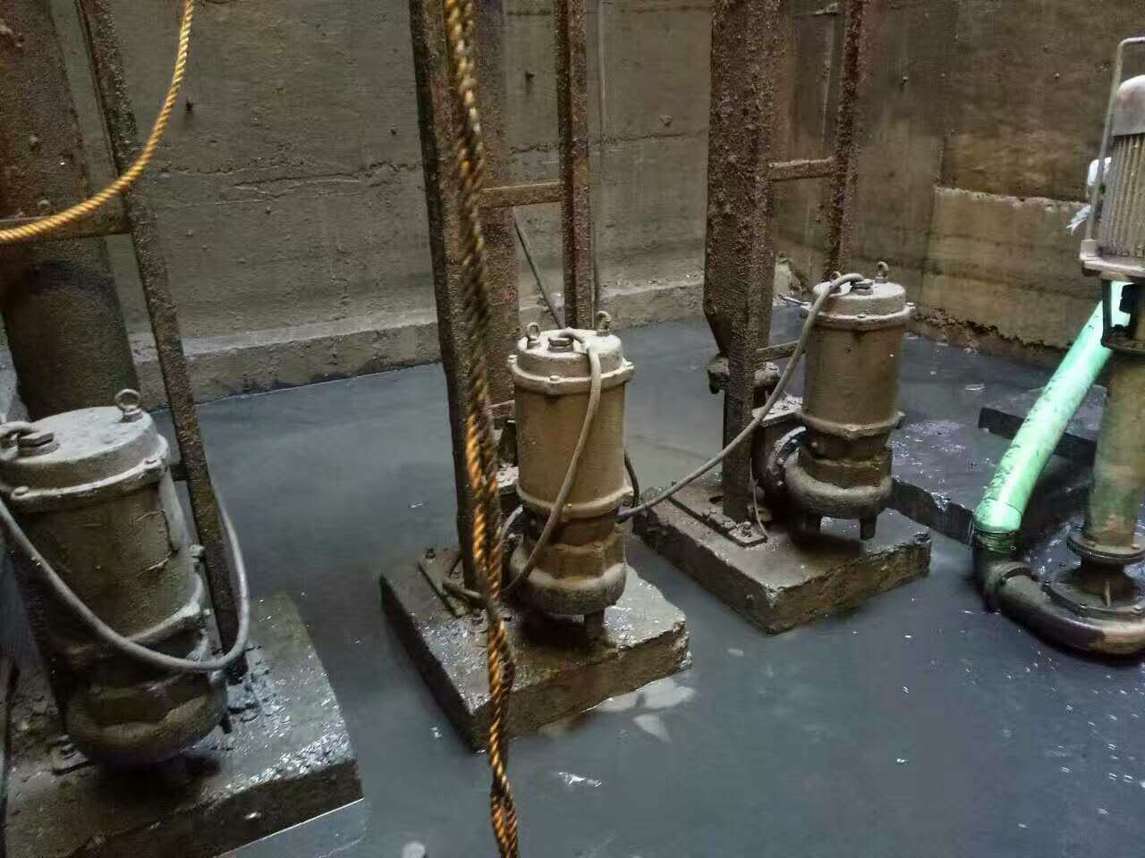 积石山污水池清理