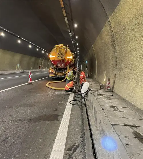 积石山隧道排水渠清淤